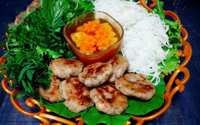 Bún chả Hà Nội với thịt nướng vàng ruộm, bún tươi, rau sống và nước chấm đu đủ cà rốt