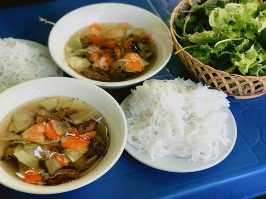 Bún chả Hà Nội ăn kèm bún tươi, nước chấm đu đủ cà rốt và rau sống