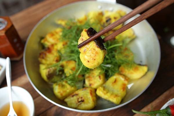 Chả cá Lã Vọng Hà Nội vàng thơm, ăn kèm thì là và rau thơm