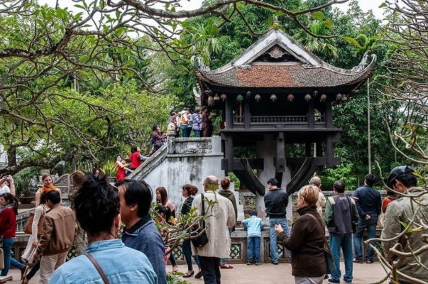 Chùa Một Cột Hà Nội với kiến trúc độc đáo hình hoa sen, nằm giữa hồ nước và thu hút đông khách tham quan.